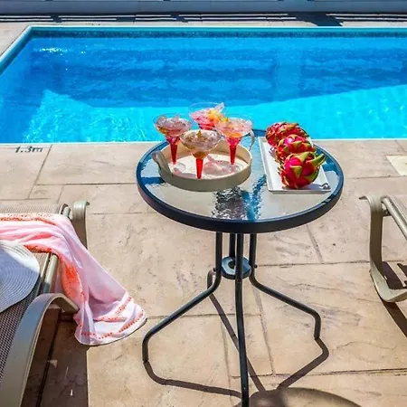 In Sleeps 6 Includes Swimming Pool Air Con And Wifi 1 2 Villa *