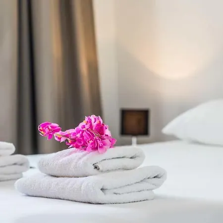In Sleeps 6 Includes Swimming Pool Air Con And Wifi 1 2 *