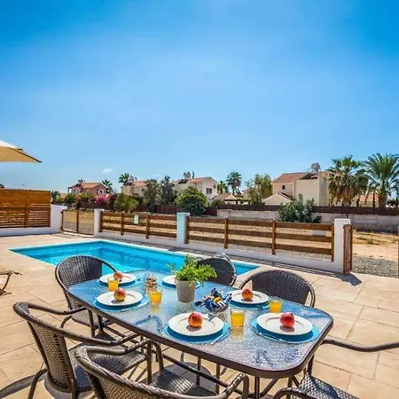 Villa In Sleeps 6 Includes Swimming Pool Air Con And Wifi 1 2