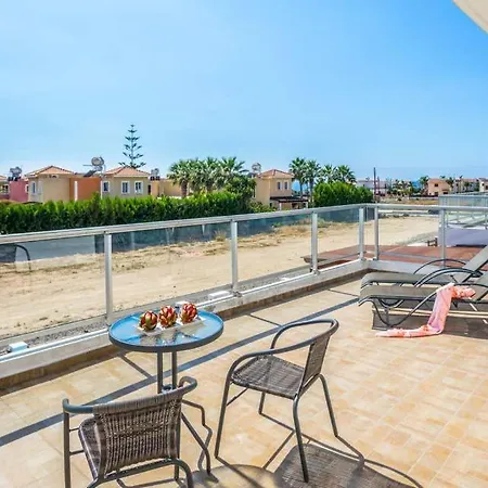 In Sleeps 6 Includes Swimming Pool Air Con And Wifi 1 2 *