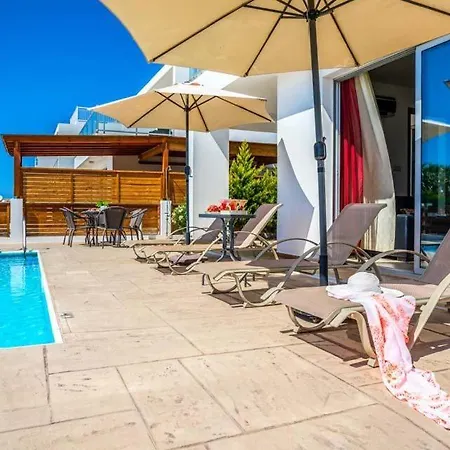 In Sleeps 6 Includes Swimming Pool Air Con And Wifi 1 2 *