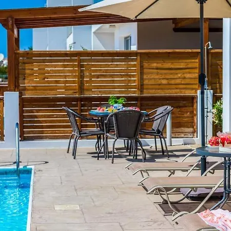 Вилла In Sleeps 6 Includes Swimming Pool Air Con And Wifi 1 2
