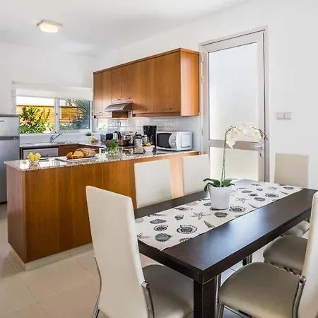 In Sleeps 6 Includes Swimming Pool Air Con And Wifi 1 2 Пейя