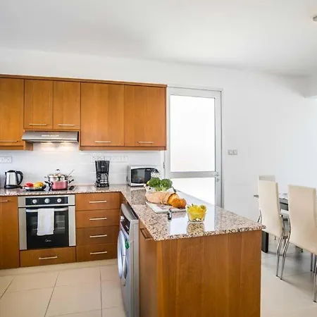 In Sleeps 6 Includes Swimming Pool Air Con And Wifi 1 2